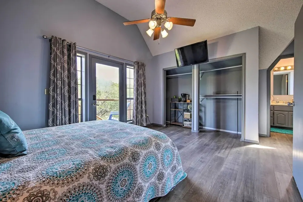 Scenic Hilltop Hideaway, Mins to River & Lake