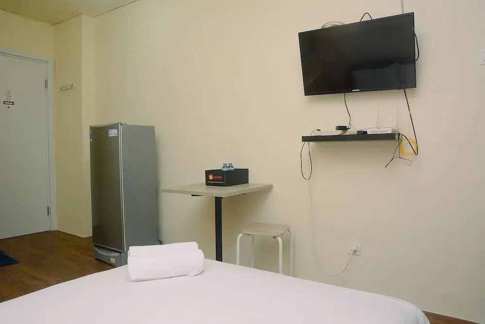 Cozy and Stylish Studio Green Pramuka Apartment near Mall