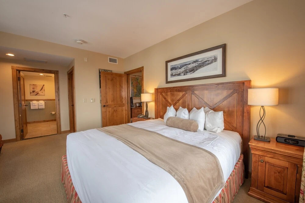 Large 3 Bedroom Bathroom In Mountaineer Square Condo - No Cleaning Fee! by RedAwning