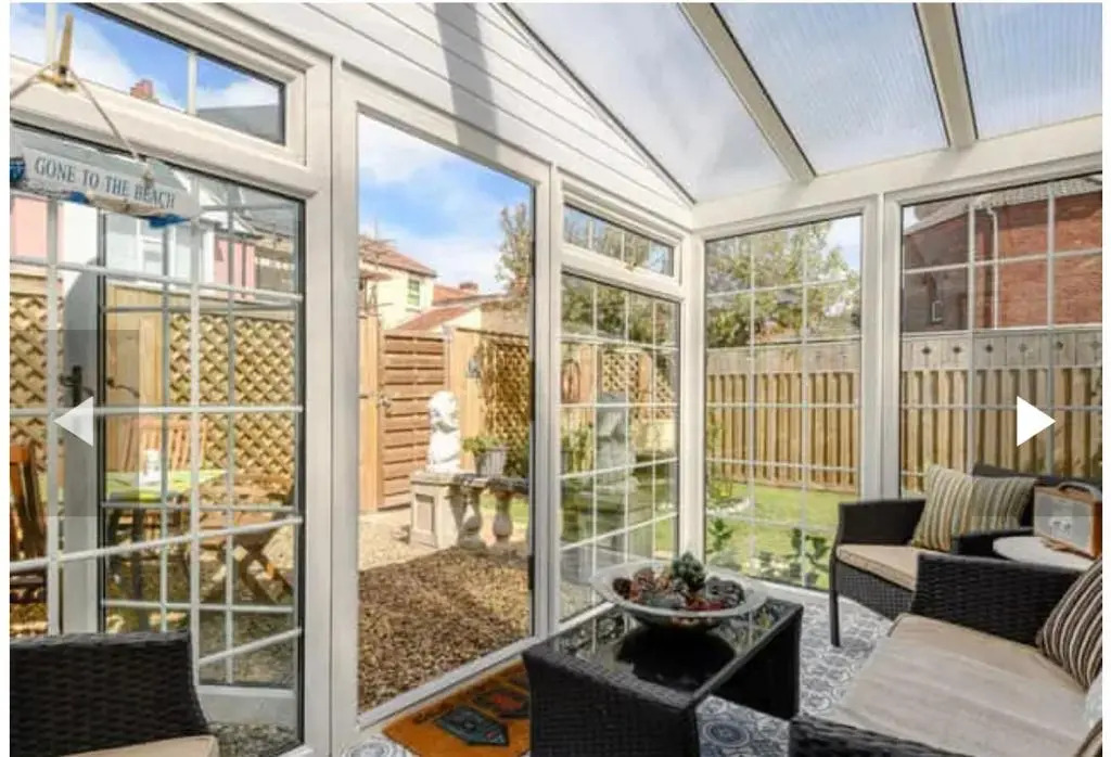 West Cottage. Central, beautiful, 2 mins to beach