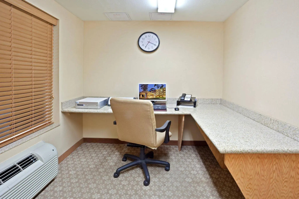 Holiday Inn Express & Suites Lacey - Olympia by IHG
