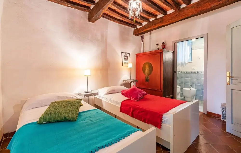 Beautiful Home in Foiano With 5 Bedrooms, Wifi and Outdoor Swimming Pool