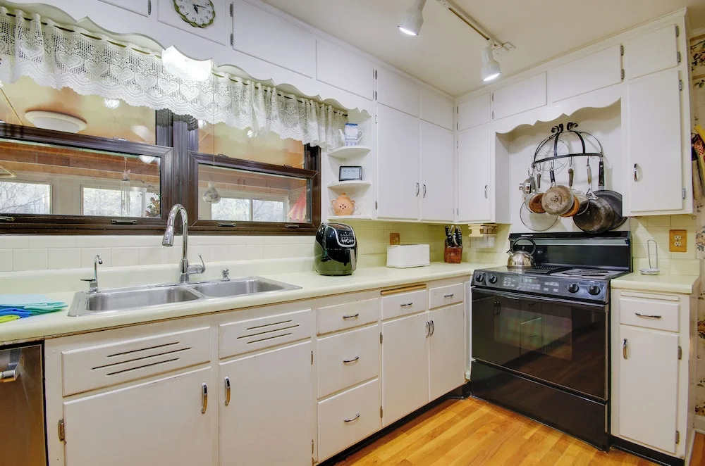 Charming Jefferson City Home: 2 Mi to Downtown!