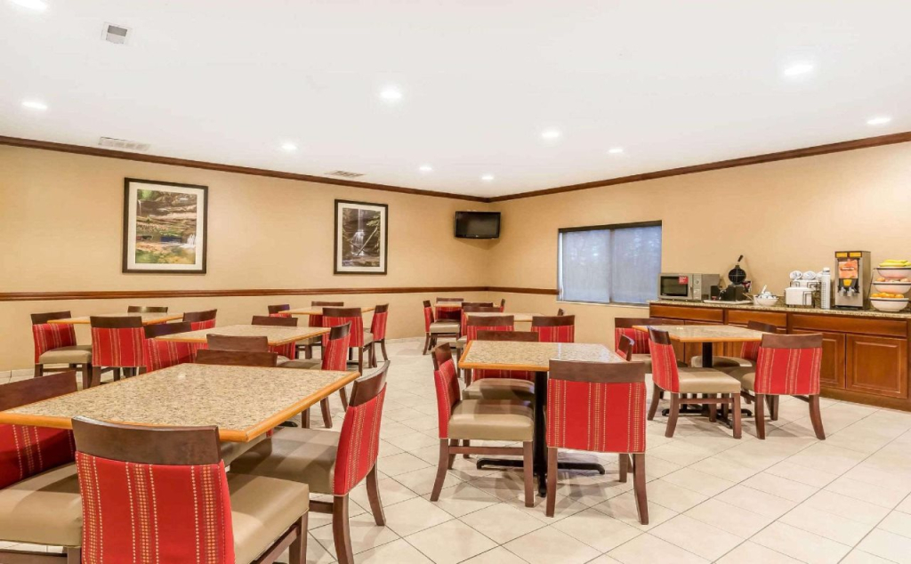 Comfort Inn & Suites East Moline near I-80