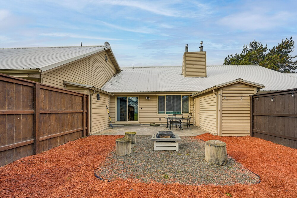 Near Mcnary Dam! Pet-friendly Condo on Golf Course