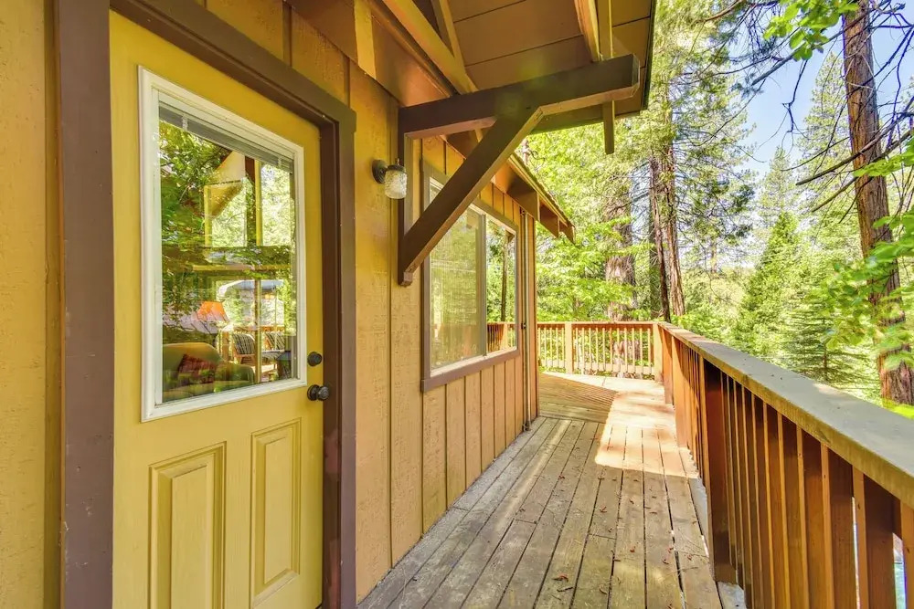 Walk to Fly-in Lake: Blue Lake Springs Cabin!