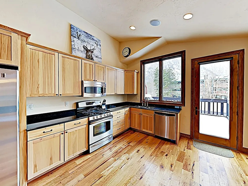 New Listing! Huge Townhome W/ Private Garage 4 Bedroom Townhouse