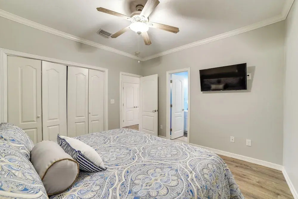 Modern Island Condo w/ Pool: Steps to the Beach!