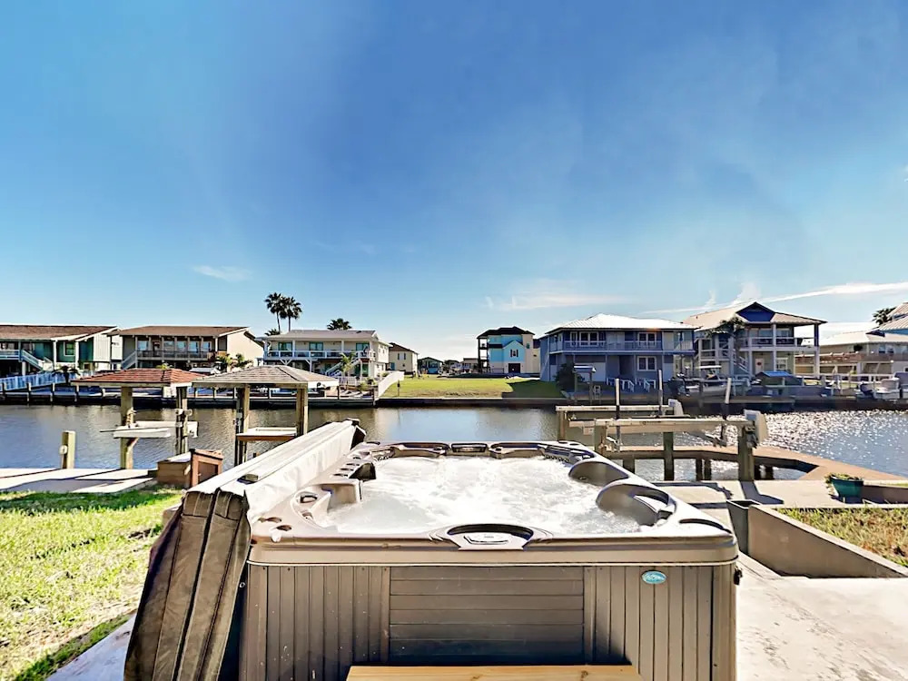Canal-Front - 3 Br Home