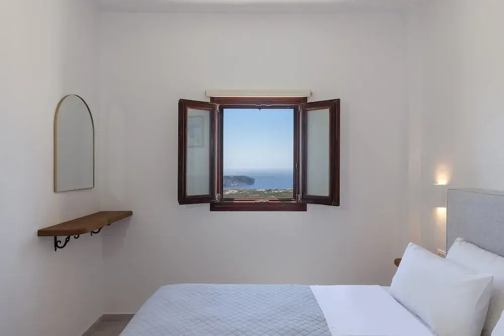 One Bedroom Apartment-sleeps 4 -sea View-parking