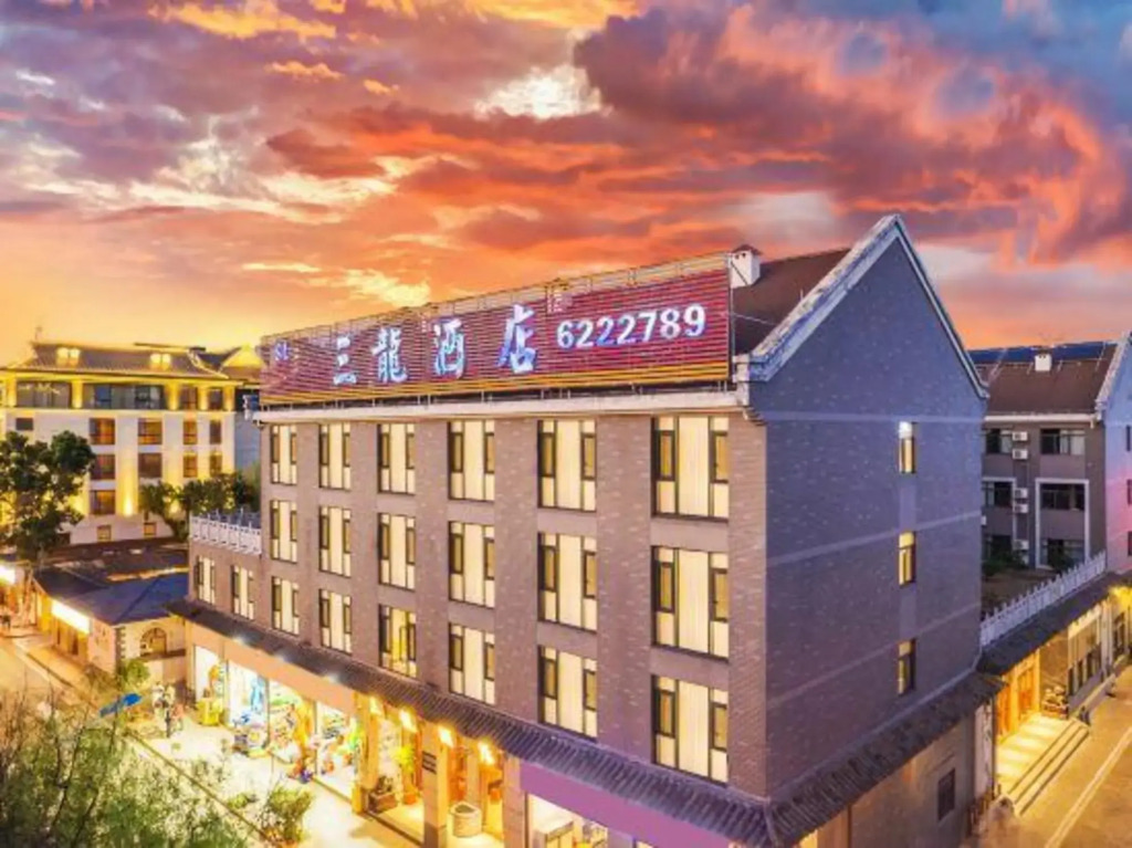 Maitreya Sanlong Hotel (Huquan Hot Spring Ecological Park Honghe Water Town Branch)