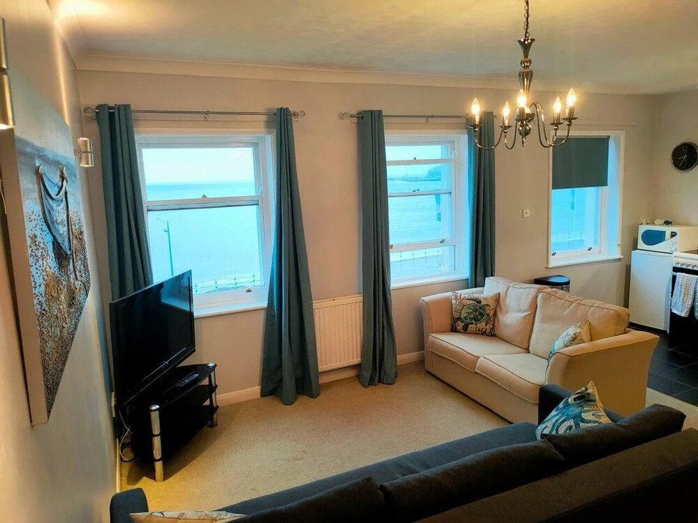 Sunrise View - Beachfront Apartment, Weymouth