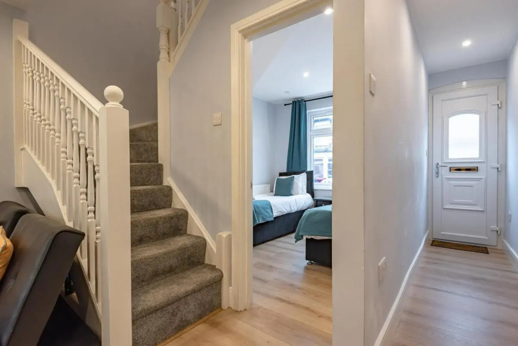 Stylish & Modern 3 Bedroom Reading House with Free WiFi, Netflix, Amazon, Disney, Apple TV By JDF Property