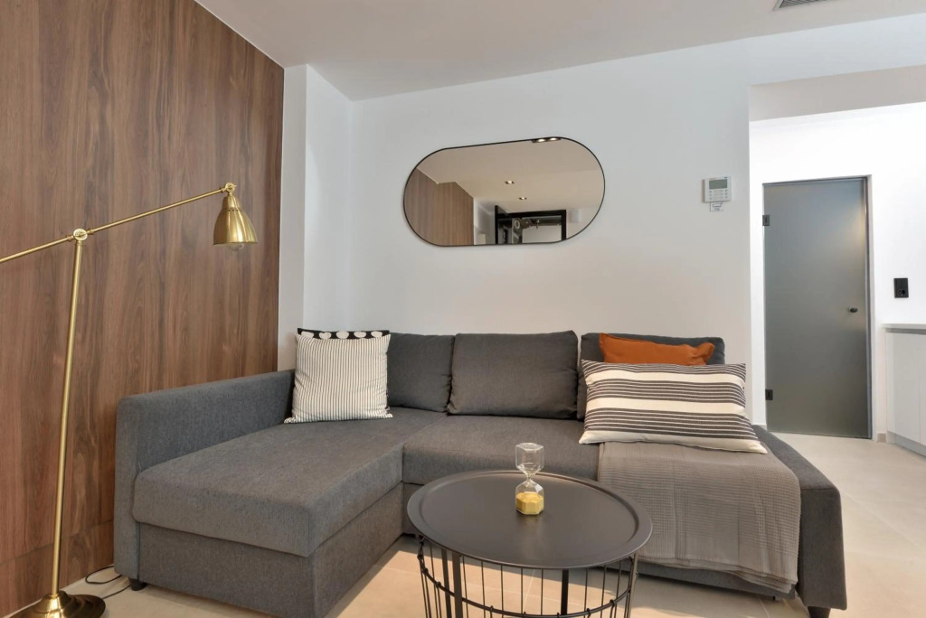 Phaedrus Living: City Center Luxury Flat Skoufa