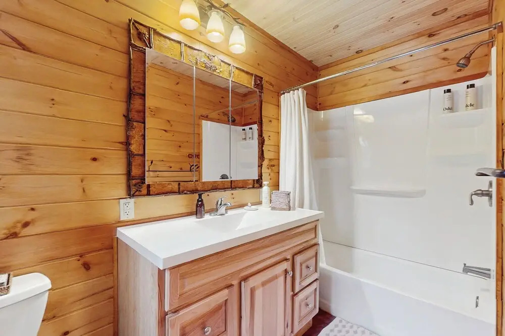 2 Mins to Lake Park, Beach & Town! Cozy Cottage