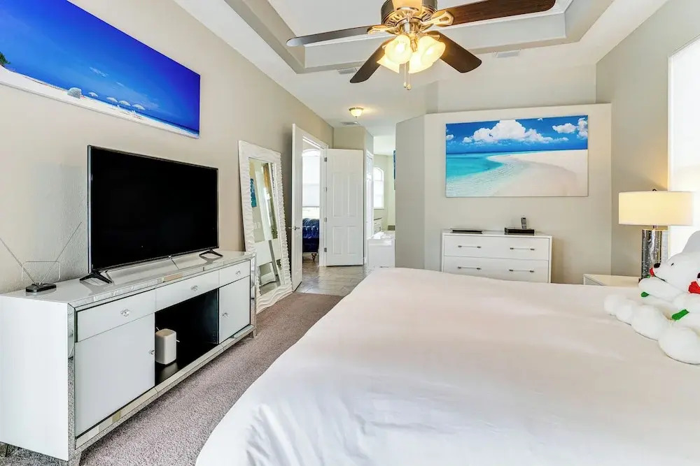 Canalfront Pool & Hot Tub: Home in Cape Coral