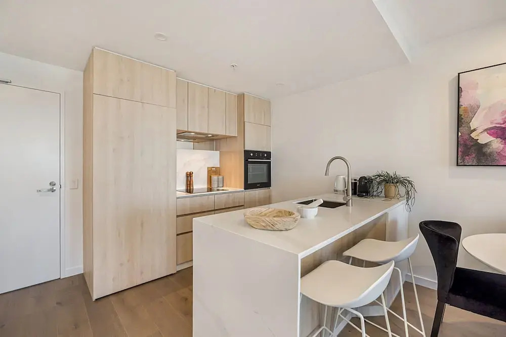 Chic 1-bed With Parking, Gym, Pool & City Views