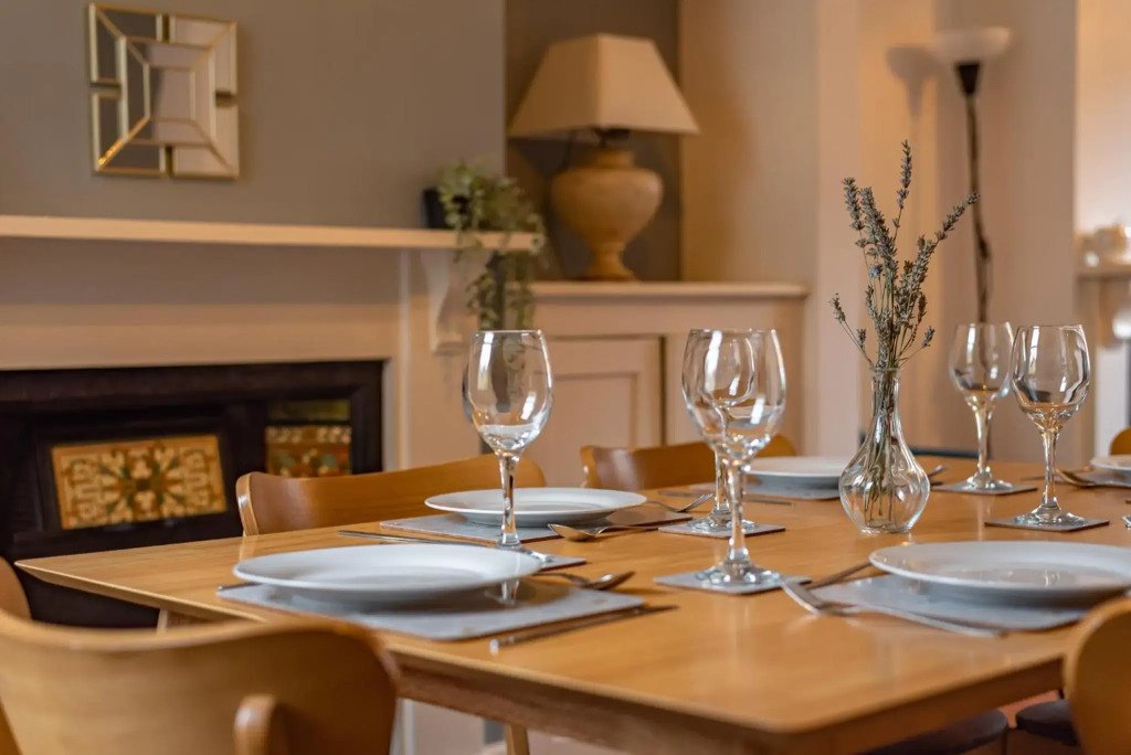 Sleeps 6 - 2 Bedroom Reading House - With WiFi, Netflix, Parking & Garden by JDF Property