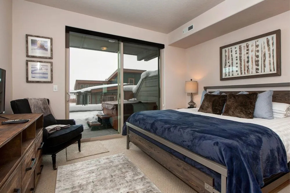 Park Lane South Apartment 6169 by RedAwning