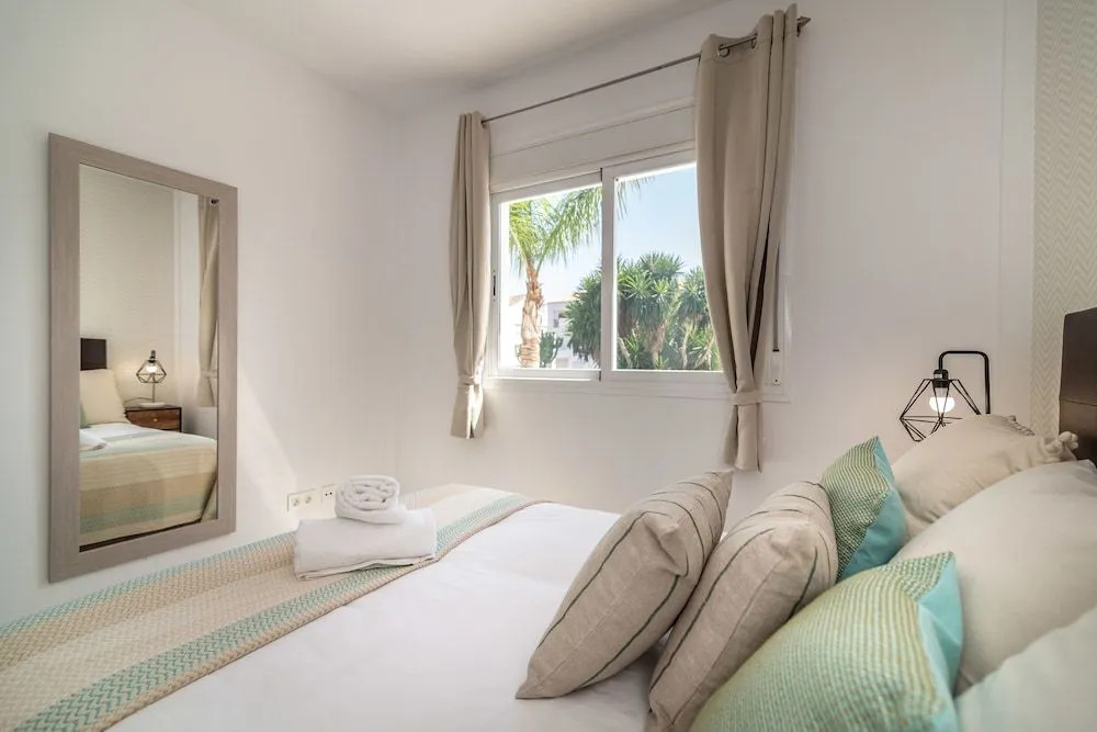 VACATION MARBELLA I Sunny Camelia Villa Heated pool, Recently Renovated, Best Residential Neighborhood in Benalmadena, Short walk to the beach, Cinema Room