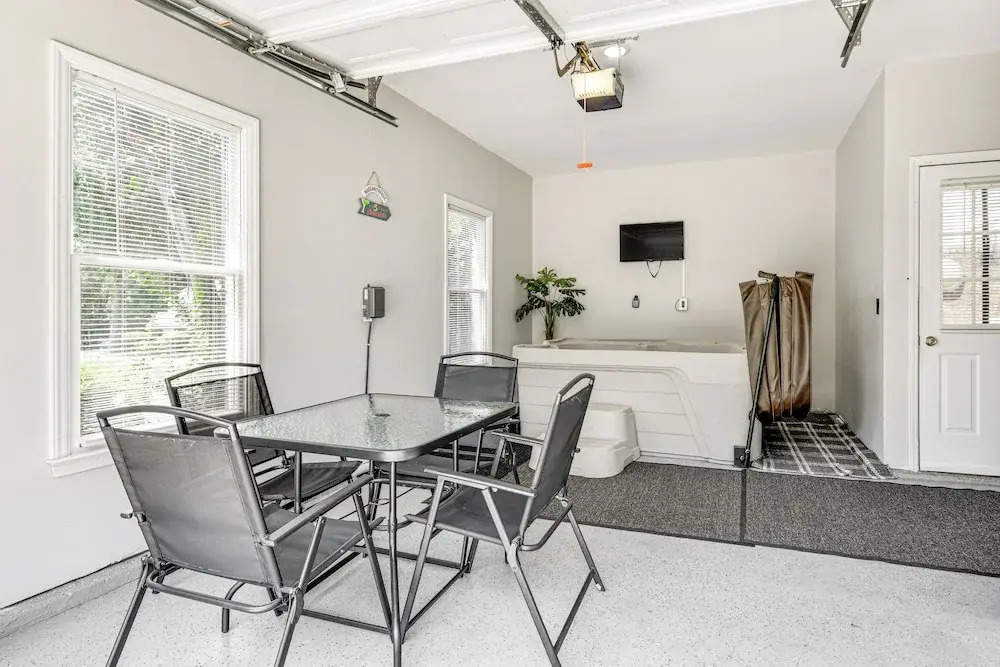 9 Mi to Uptown: Abode w Hot Tub in Charlotte