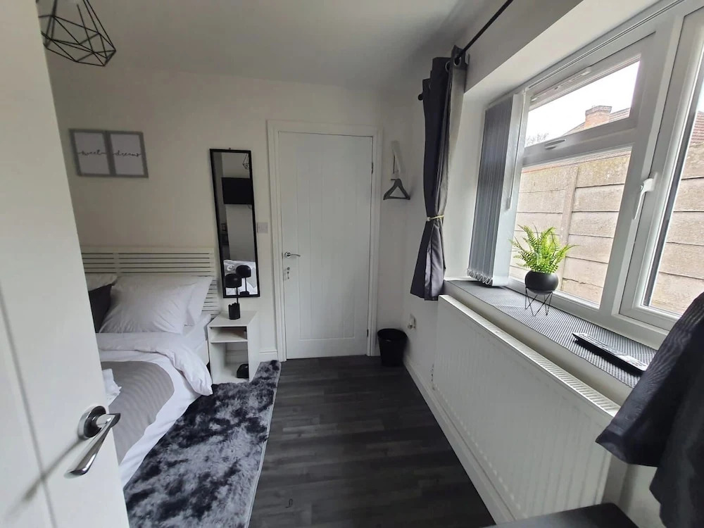 Private Room - Ensuite Bathroom - Free Parking