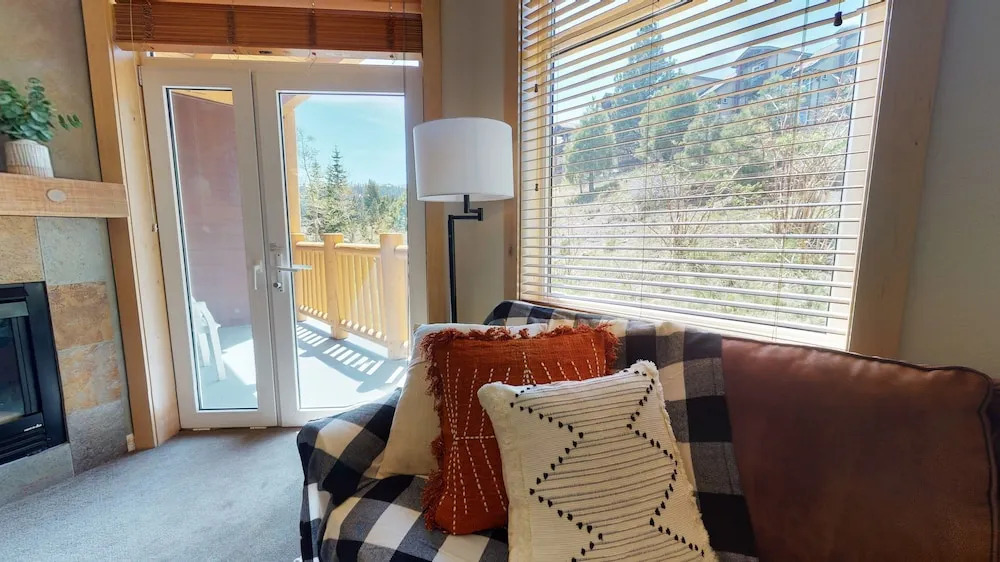 Sunstone 114 Updated Ski-In Ski-Out Condo At Sunstone Lodge with Great Complex Amenities by RedAwning