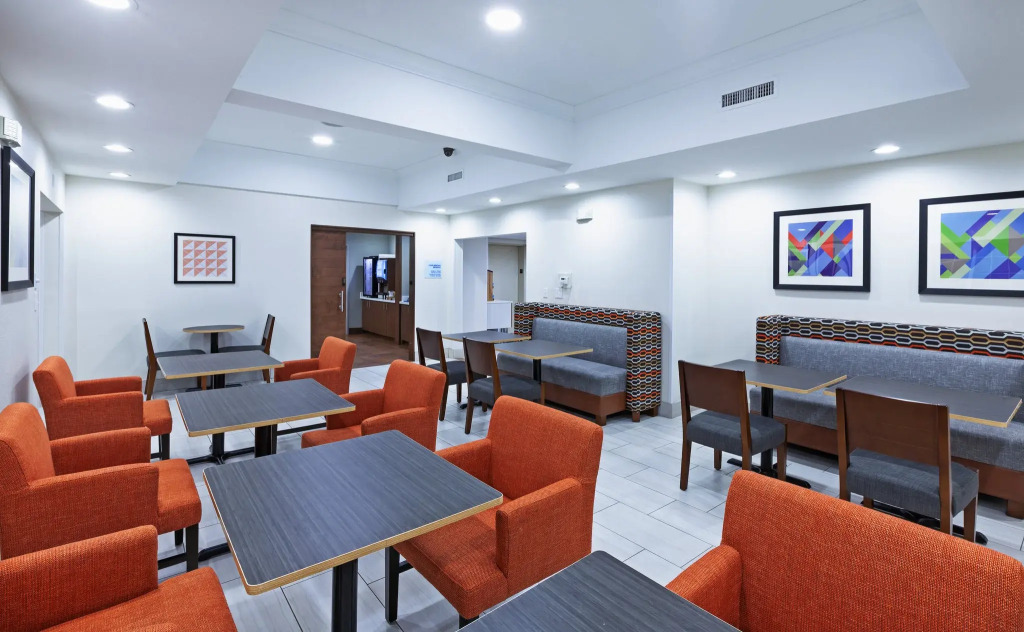 Holiday Inn Express Hotel and Suites Jenks by IHG