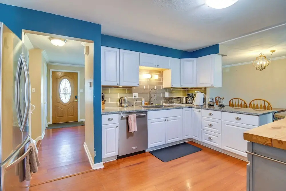 2 Mi to Olde Town! Pet-friendly Haven w/ Sunroom