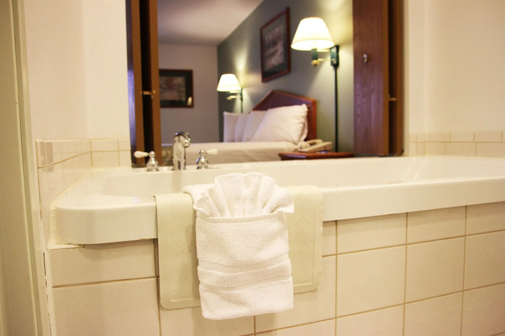 Beachfront Hotel Houghton Lake