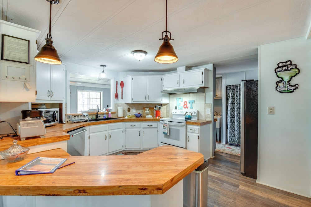 Private Beach & Dock: Lake Hartwell Family Getaway