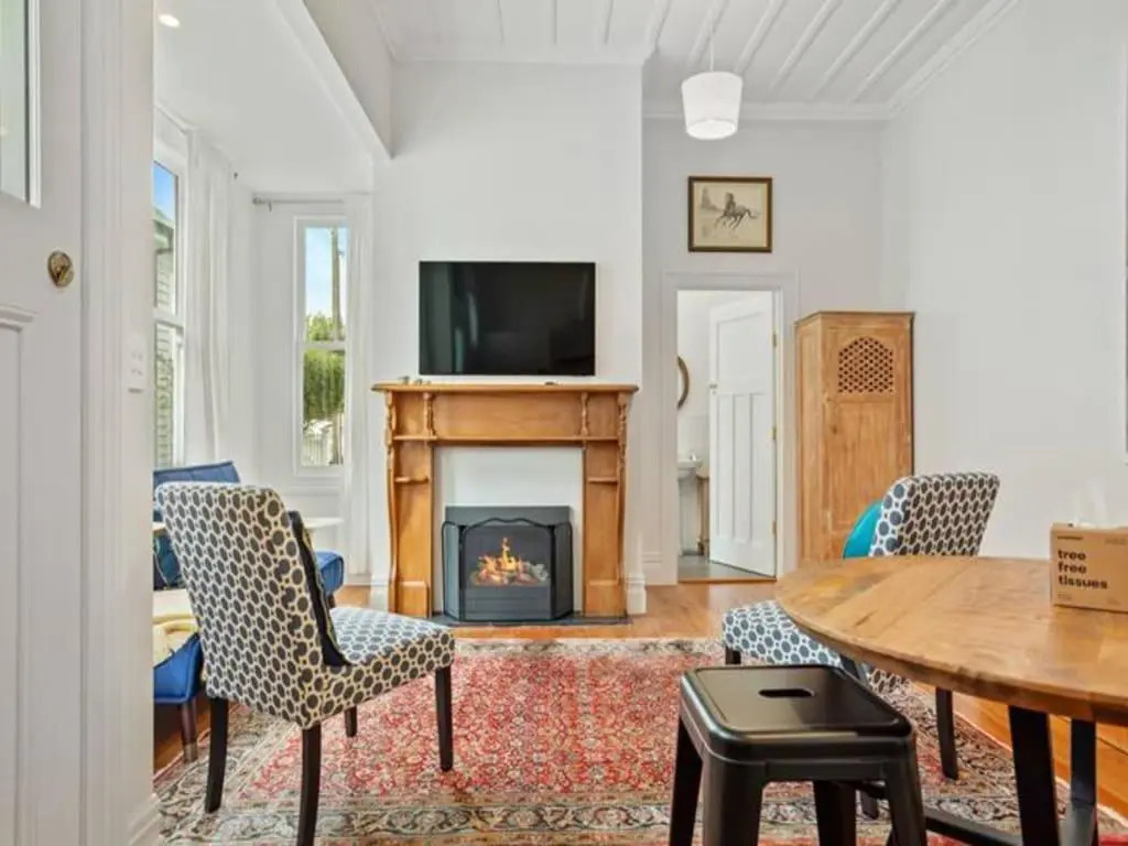 Cheerful 1 Bedroom Home with Free Parking