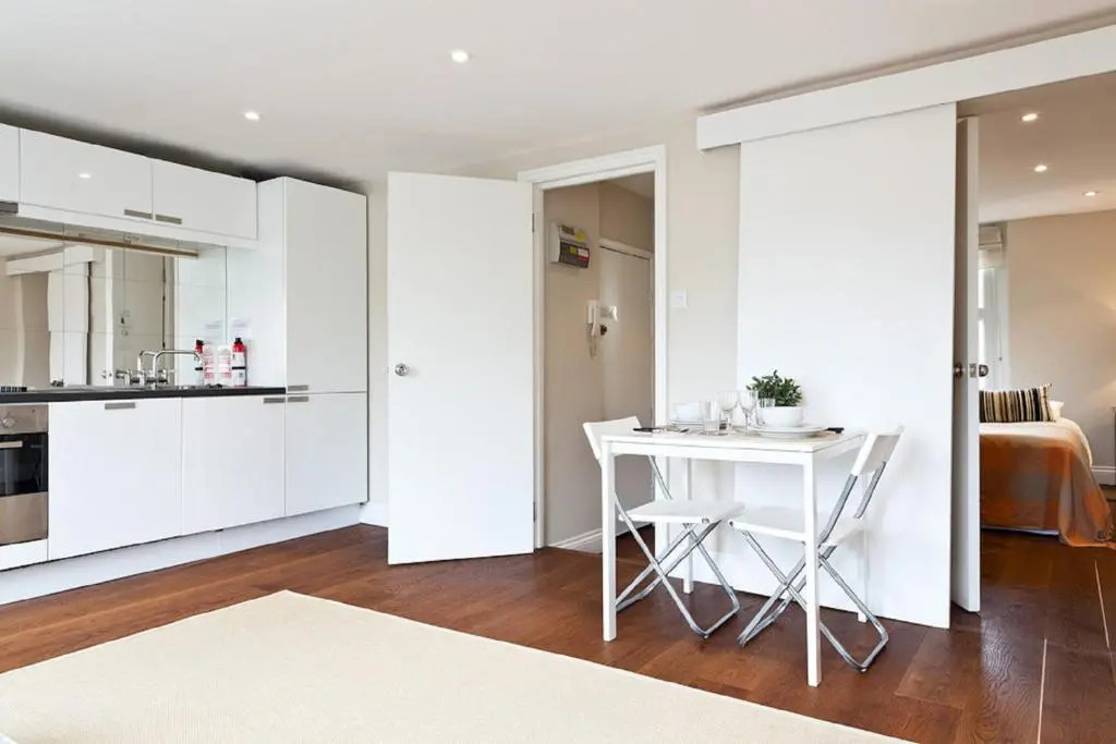Modernised Apartments 1 and 2 Bedrooms Option Terrace and Balcony High Street