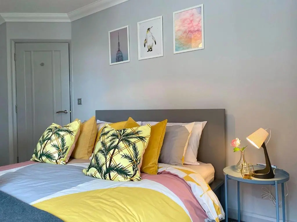 Beautiful Large 4 bedroom House - 5 Minute Walk to the Best Beach! - Great Location - Garden - Parking - Fast WiFi - Smart TV - Newly decorated - sleeps up to 10! Close to Bournemouth & Poole & Sandbanks
