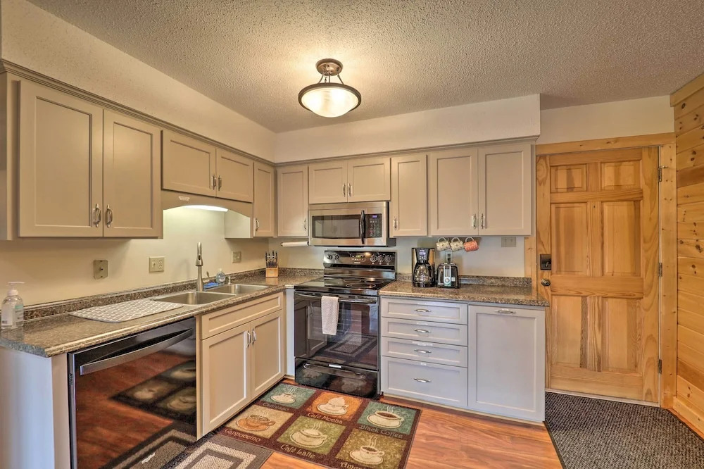 Cozy Condo: Walk to Resort, 9 Mi to Sugar Mountain