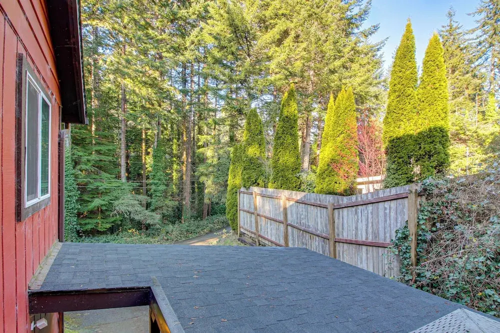 Walk to Mingus Park! Wooded Coos Bay Getaway