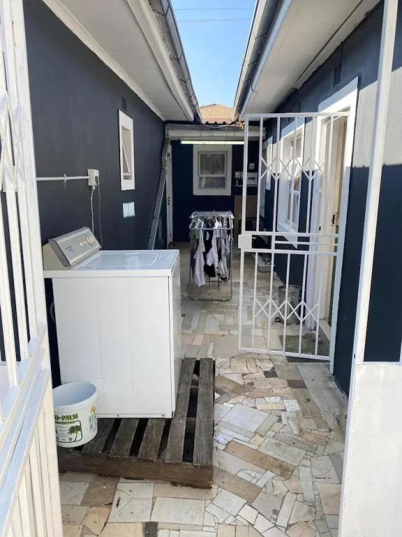 Gold Crown One Bedroom Self-Catering Apartment With NetFlix & YouTube