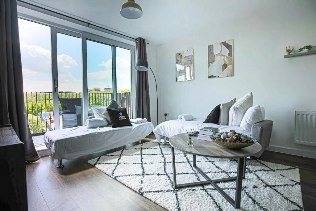 Penthouse Apartment - City Centre - Free Parking, Balcony, Fast Wifi and Smart TV with Netflix by Yoko Property