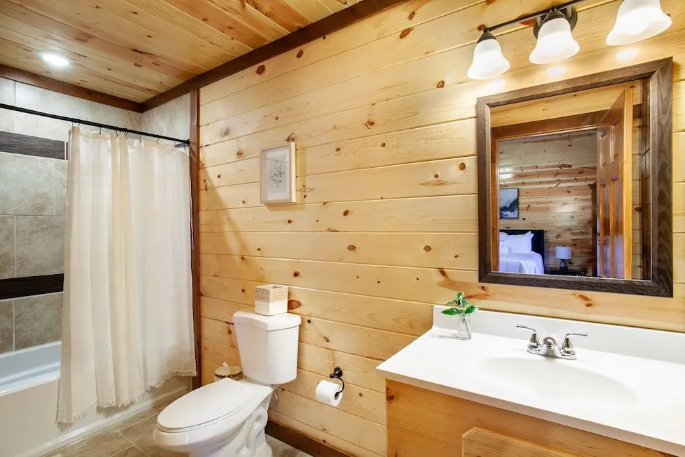 Splash Of Gatlinburg 6 Bedroom Cabin by RedAwning