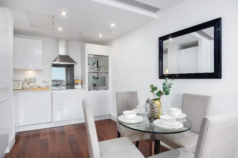 Lincoln Plaza One-Bedroom Apartments