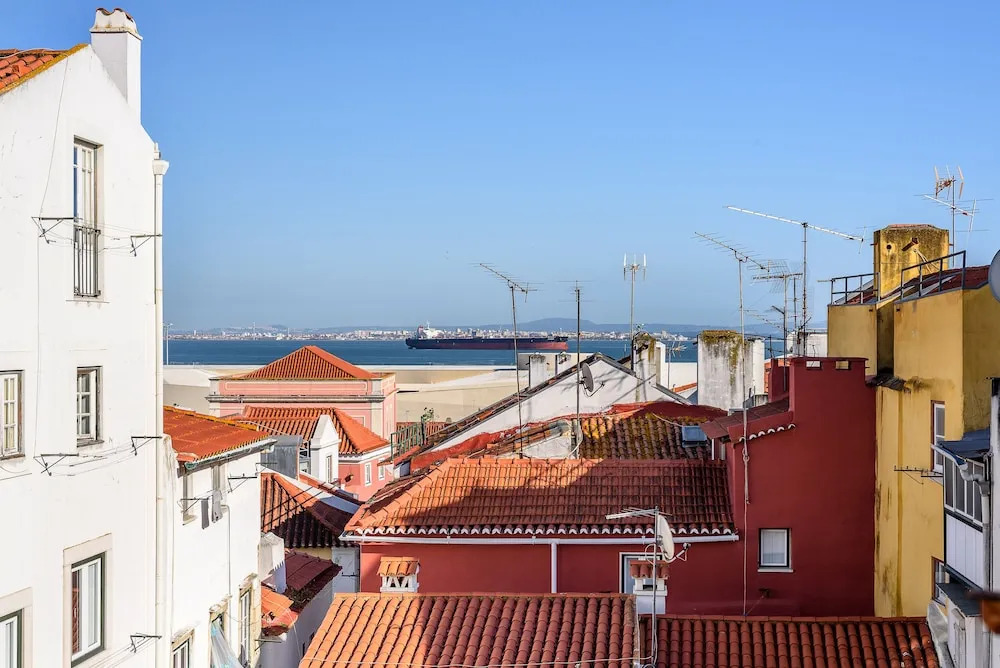 JOIVY Cosy 1-Bed Flat W/Seaview In Alfama