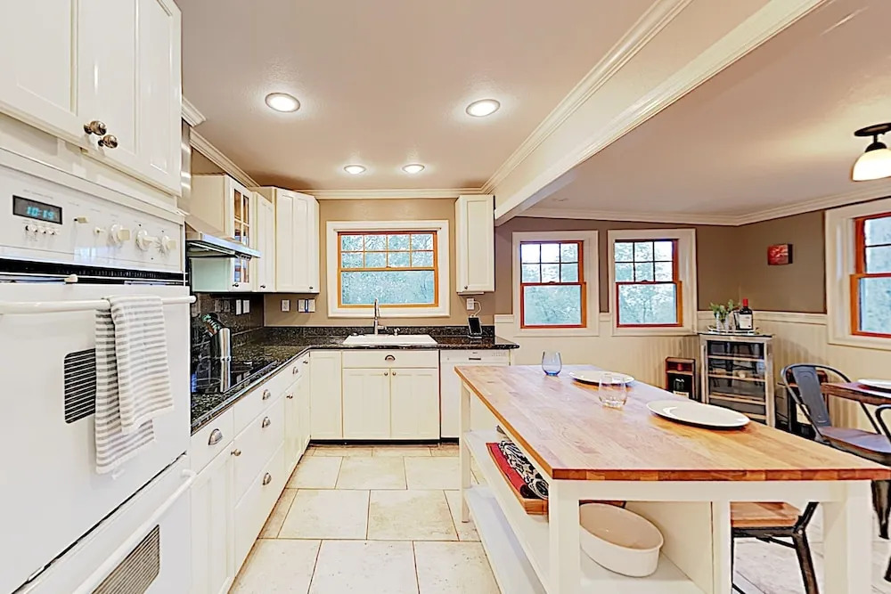 Luxe Vineyard-View Hideaway W/ Swim SPA & Hot Tub Home