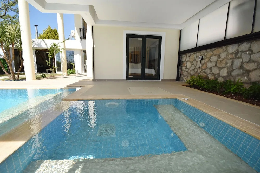 Villa Nail by Helaltatilvillari
