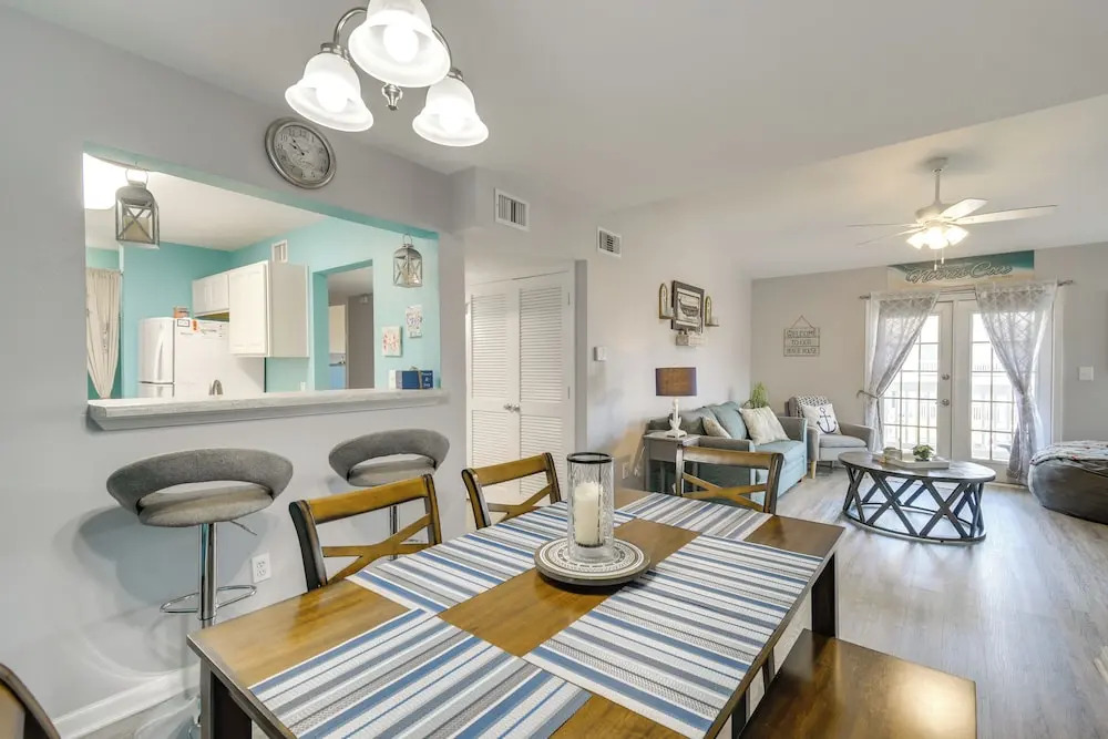 Gulf Shores Condo w/ Pool Access, 5 Mi to Beach!
