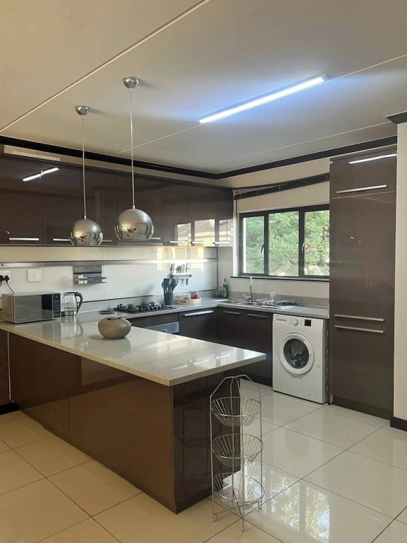 Light-filled 2BR 2BA Spacious Apartment