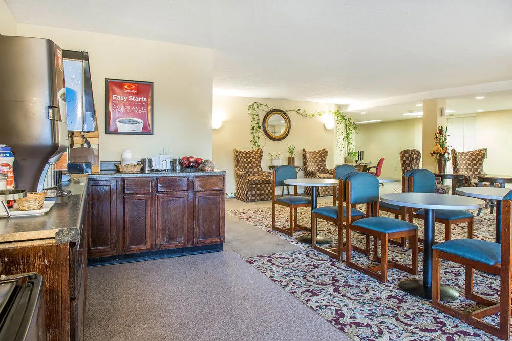 Econo Lodge Inn & Suites Groton
