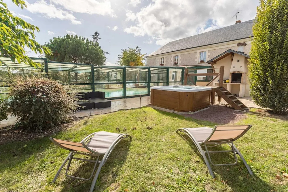 House With 5 Bedrooms in Mouterre-silly, With Pool Access, Enclosed Garden and Wifi - 200 km From the Beach