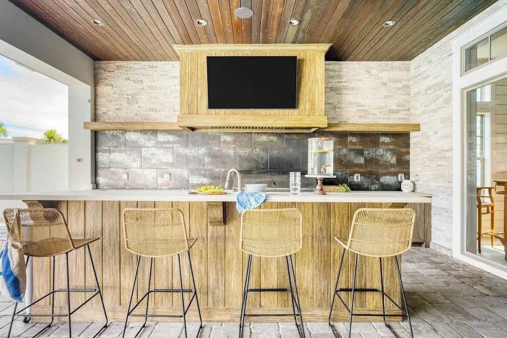 Monarch by Avantstay Stunning Estate 1 Block to Beach, Swim Up Bar, Hot Tub, & Rooftop Views