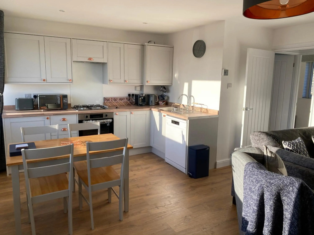Bay - Brambles Chine, Colwell Bay, Nr Yarmouth - 5 star WiFi - Short walk to The Hut and beach - Ferry offers