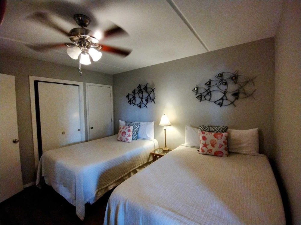 Beachview 206 Minium 2 Bedroom Condo by RedAwning